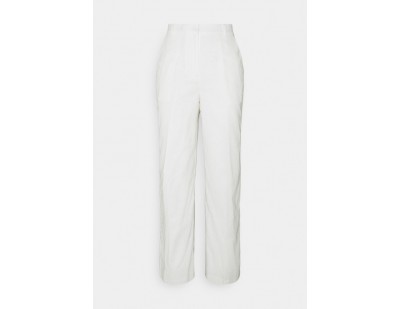 NA-KD LOOSE FIT SUIT PANTS - Stoffhose - white/weiß