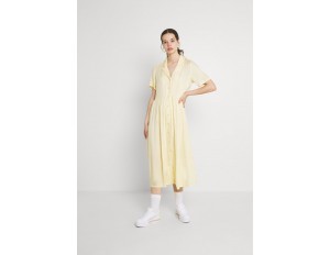 Monki MATTAN DRESS - Blusenkleid - yellow dusty light/hellgelb